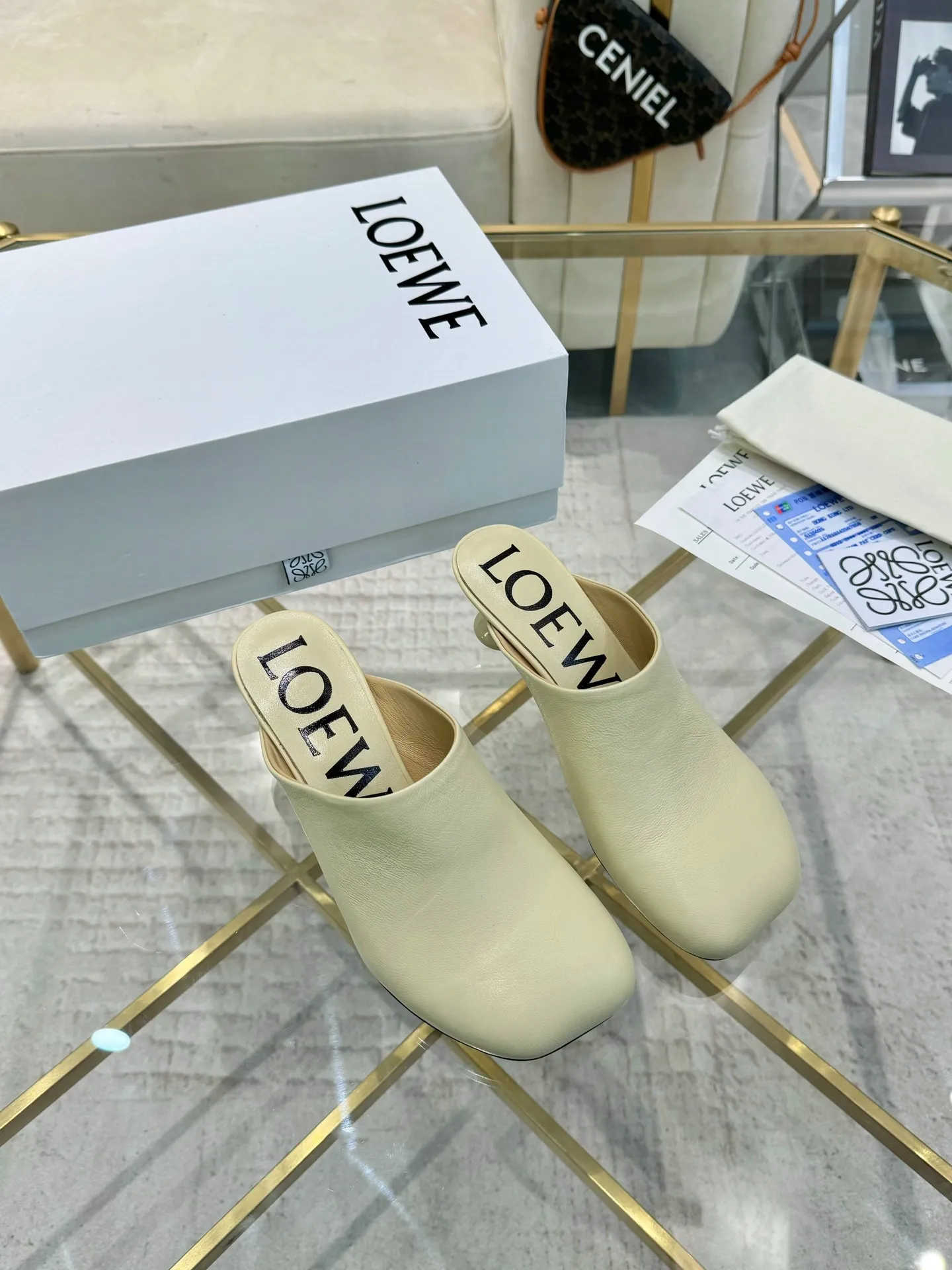 👟👟Ex-factory price 640👟👟 LOEWE‼ ️ New arrival‼ ️Imported genuine leather sole Loewe 2024/aw early spring latest catwalk color diamond series catwalk style 😘😘😘 Upper: imported super soft sheepskin lining: imported water-dyed sheepskin Outsole: original molded injection molded leather outsole Heel: original molded 1:1 Heel height: 5.5cm Size: 35-39 (40/41/42/43 custom-made, non-refundable)